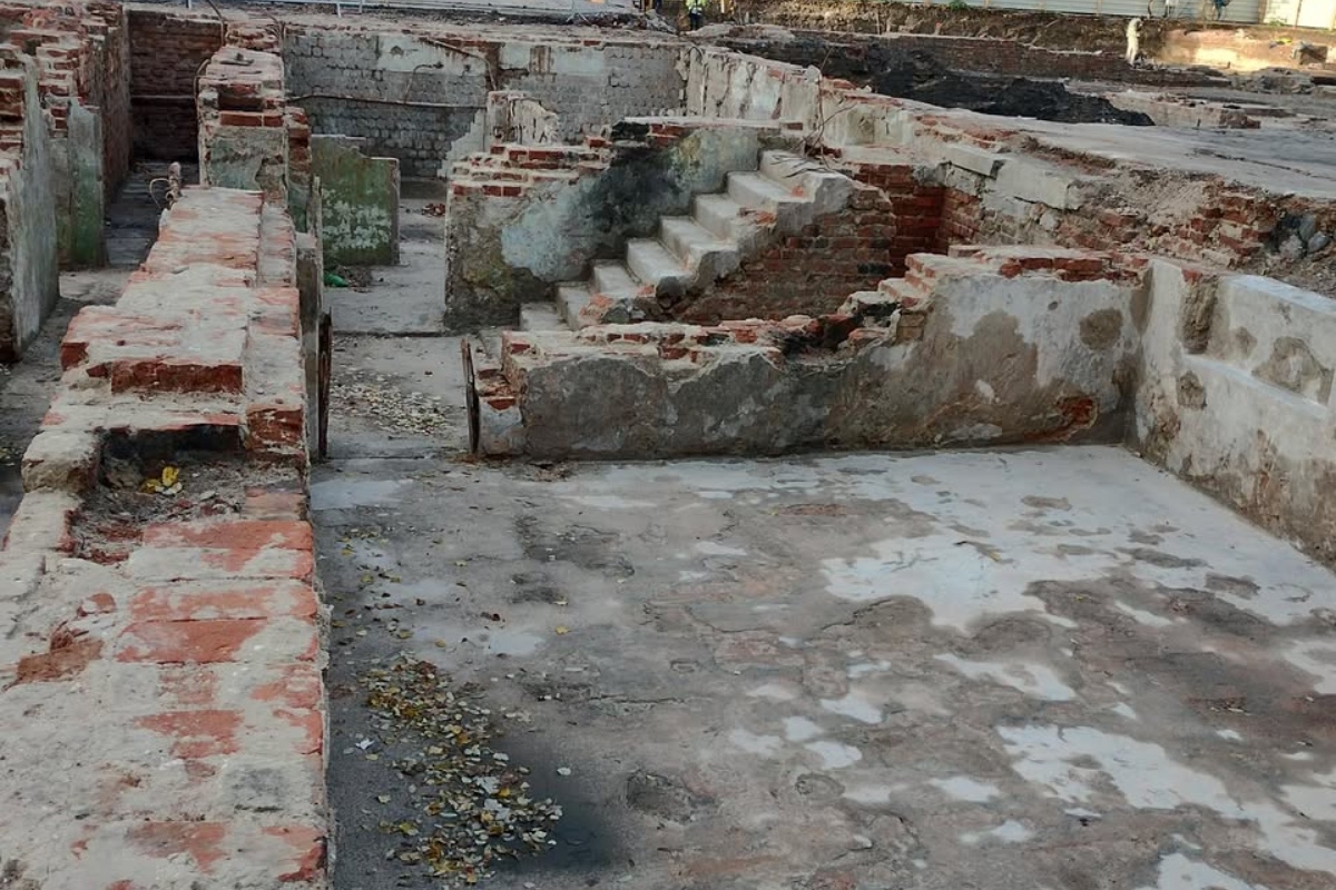 Unikalus radinys Varšuvos rūsyje: akmens plokštės su veidrodiniais užrašais ir šokolado fabriko detalės pėdsakais 2