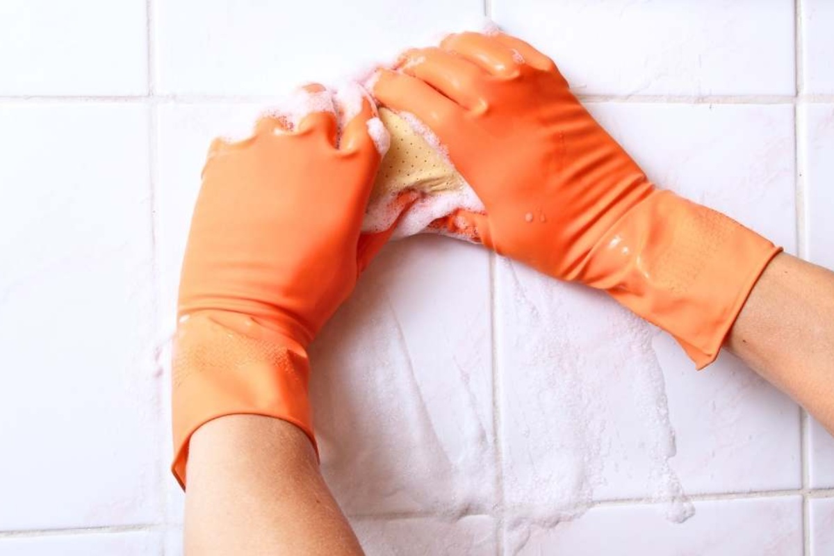 Gilus virtuvės plytelių valymas: metodas, kuris pašalina įsisenėjusius riebalus ir atkuria blizgesį vienu ypu 3