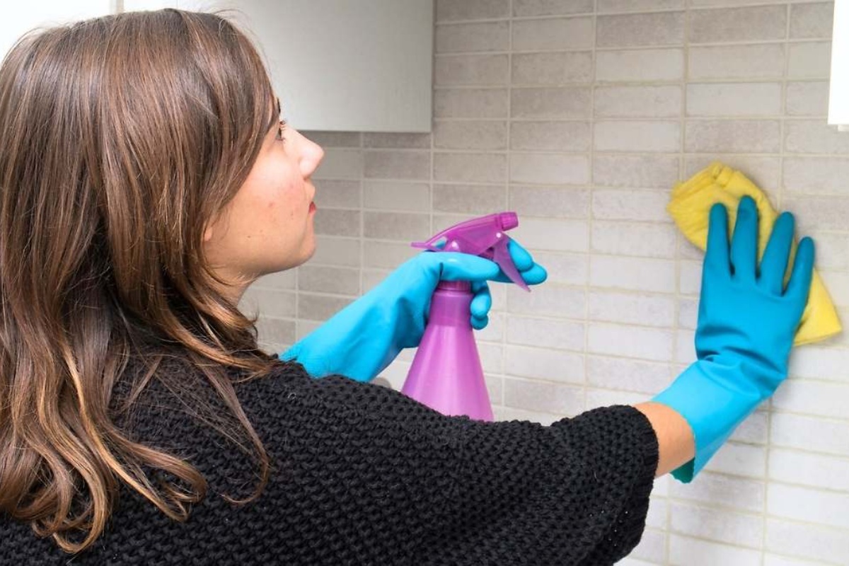 Gilus virtuvės plytelių valymas: metodas, kuris pašalina įsisenėjusius riebalus ir atkuria blizgesį vienu ypu 2