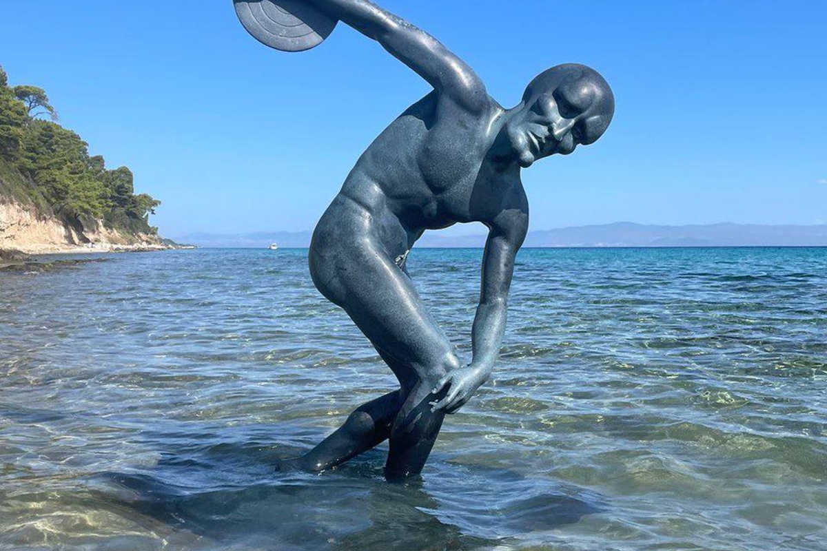 🇬🇷 Graikijoje vyras nuskandino 3 metrų Kalmaro statulą su Čado veidu, kad suklaidintų archeologus apie būsimą 😧 detalę 2