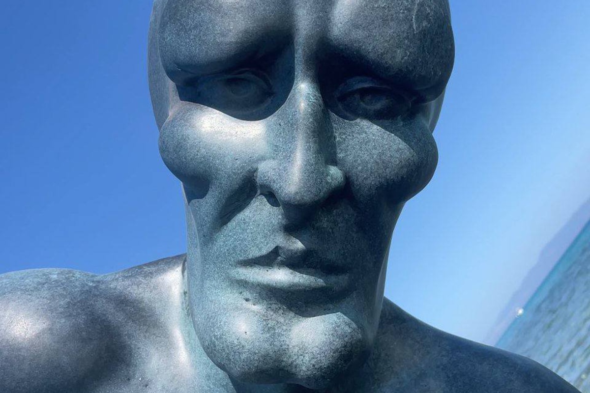 🇬🇷 Graikijoje vyras nuskandino 3 metrų Kalmaro statulą su Čado veidu, kad suklaidintų ateities 😧 archeologus.