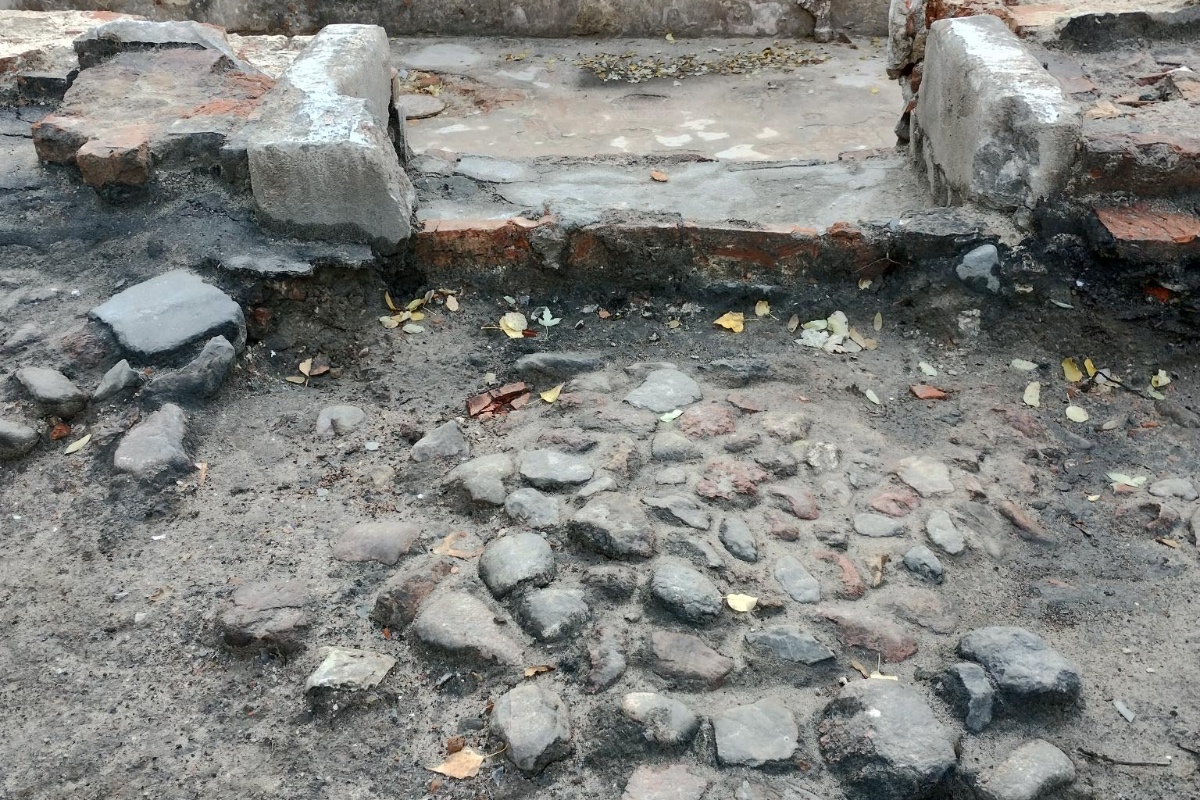 Unikalus radinys Varšuvos rūsyje: akmens plokštės su veidrodiniais užrašais ir šokolado fabriko detalės pėdsakais 1